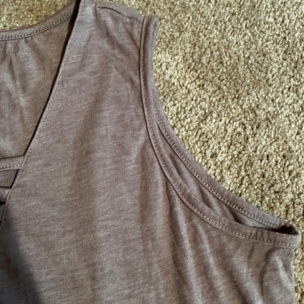 Tank top 🤎 - Picture 3 of 4